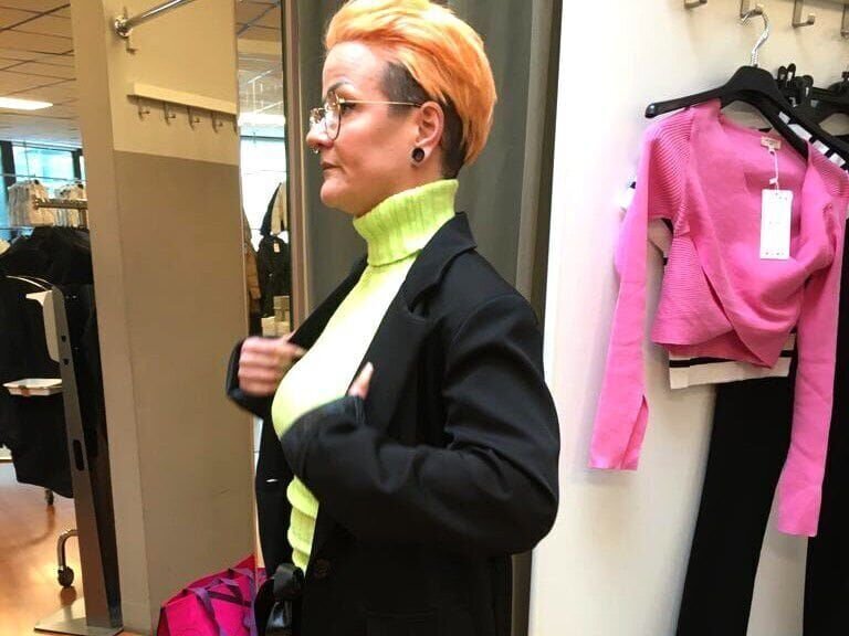 Kandidatin Mimi – Bild: RTL /​ Constantin Ent. /​ Motto im Ruhrgebiet: Aus Eins mach Zwei! Präsentiere zwei verschiedene Looks mit einem Blazer!, Tag 4: Mimi