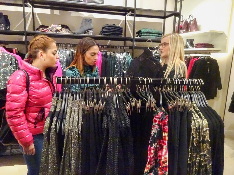 Aylin (M.) ist zusammen mit ihrer Shoppingbegleitung Selin (l.) auf der Suche nach dem perfekten Outfit. – Bild: VOXup