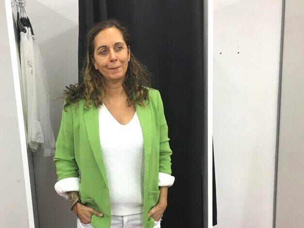 Kandidatin Jennifer; Motto im Ruhrgebiet: Aus Eins mach Zwei! Präsentiere zwei verschiedene Looks mit einem Blazer! Tag 2: Jennifer – Bild: RTL /​ Constantin Ent.