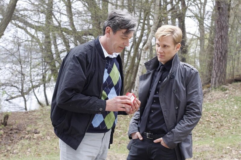 Philip (Philipp Romann, r.) gerät in Versuchung, Julius’ (Günter Barton, l.) Tod in Kauf zu nehmen. – Bild: Noreen Flynn