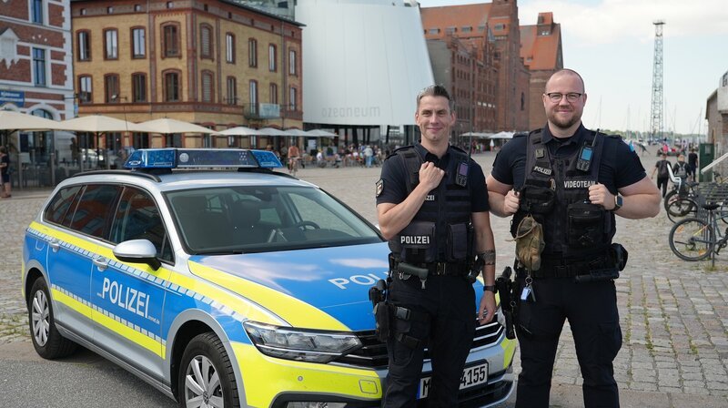 Hautnah im Einsatz: Hans Harting (l.) und Tim Poddig zeigen, wie der Polizeialltag aussieht. – Bild: NDR/Thomas Eichler Hautnah im Einsatz: Hans Harting (l.) und Tim Poddig zeigen, wie der Polizeialltag aussieht. – Bild: NDR/Thomas Eichler