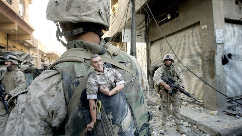 Falludscha, Irak, 2004: Ein junger US-Marine stößt mit seiner Einheit in den westlichen Teil der Stadt vor. Die Aufnahme ist Teil der Serie, für die Anja Niedringhaus 2005 mit dem Pulitzer-Preis für Aktuelle Fotoberichterstattung ausgezeichnet wurde. – Bild: 3sat Falludscha, Irak, 2004: Ein junger US-Marine stößt mit seiner Einheit in den westlichen Teil der Stadt vor. Die Aufnahme ist Teil der Serie, für die Anja Niedringhaus 2005 mit dem Pulitzer-Preis für Aktuelle Fotoberichterstattung ausgezeichnet wurde. – Bild: 3sat