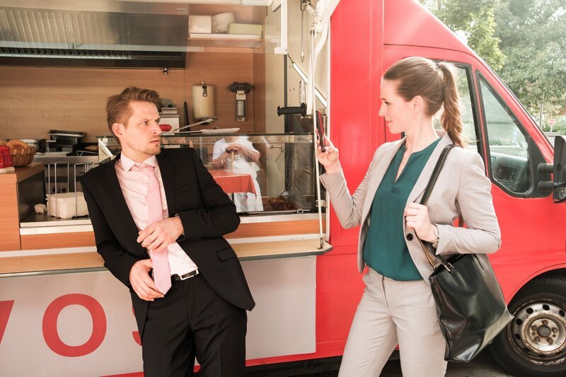Heike (Katrin Höft) zeigt keinerlei Mitgefühl für ihren Chef Berger (Bastian Semm). – Bild: MG RTL D /​ Stefan Behrens