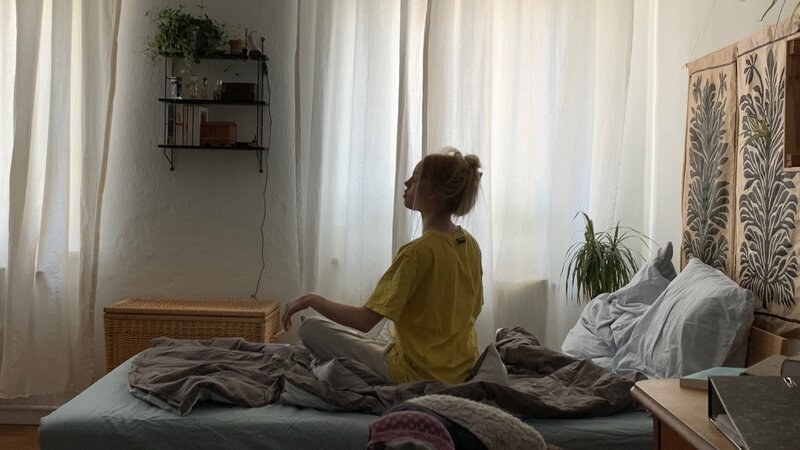 Lucy (Lea Zoe Voss) ahnt noch nicht, dass ihr Schwarm gleich ihre Hilfe brauchen wird. – Bild: ZDF