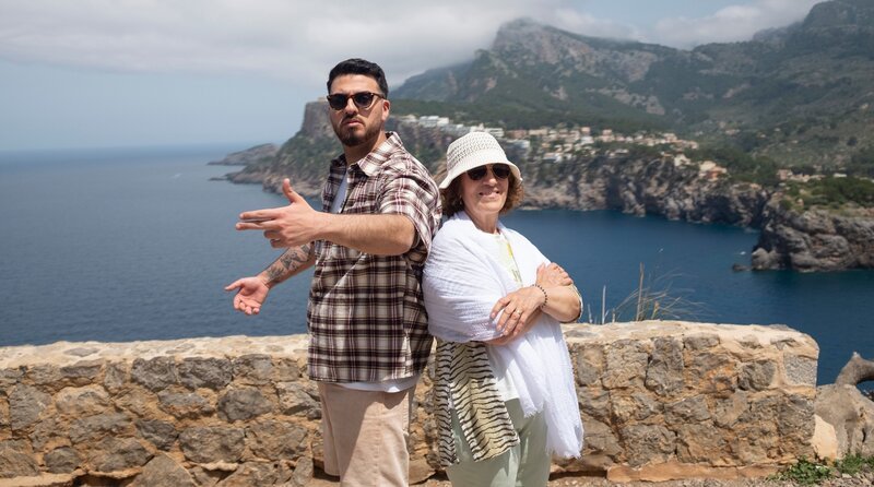 Tahsim Durgun (li.) und Tante Zeynep (re.) posen auf der beliebten Urlaubsinsel. – Bild: WDR/​Felix Mai