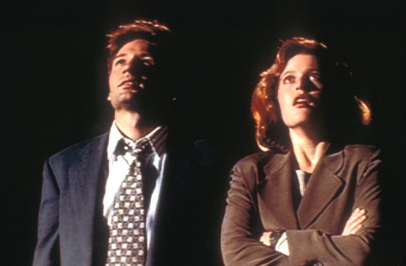 (4. Staffel) – Mit der Aufklärung ungewöhnlicher Ereignisse, den so genannten X-Akten, sind die FBI-Agenten Fox Mulder (David Duchovny, l.) und Dana Scully (Gillian Anderson, r.) beschäftigt. – Bild: TM + Twentieth Century Fox Film Corporation. All Rights Reserved.