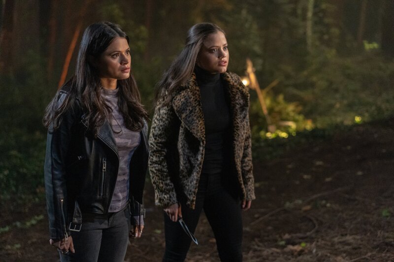 Mel Vera (Melonie Diaz, l.); Maggie Vera (Sarah Jeffery, r.) – Bild: The CW Network, LLC