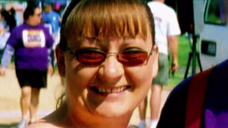 Joanna McElrath war ein stiller Teenager, hielt sich eher im Hintergrund und war damit der Gegensatz zu Rob McElrath, der schon zu Schulzeiten ein Auge auf sie warf. Jahre später trifft sie Rob, der inzwischen als Polizeibeamter arbeitete, aufgrund eines Notrufs wieder. Später plant sie den Mord an ihrem Mann und bekennt sich schließlich schuldig. – Bild: SUPER RTL
