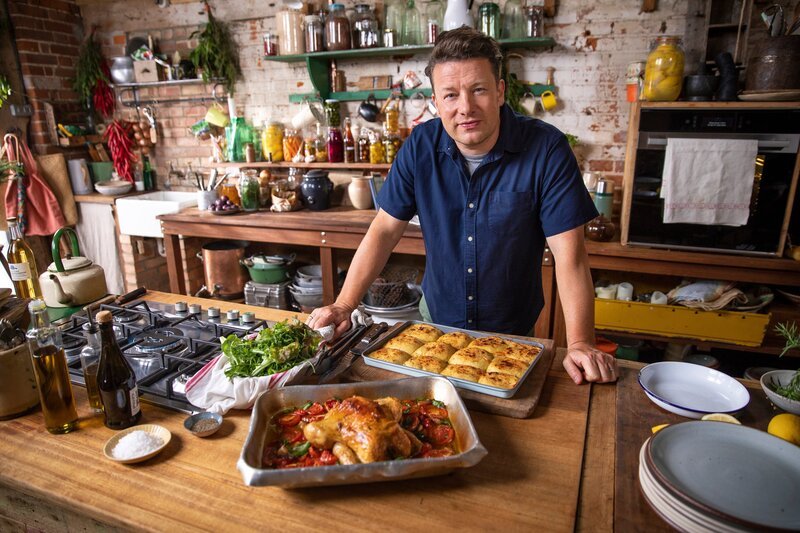 Jamie Oliver; Backhähnchen im Speckmantel – Bild: RTL /​ Jamie Oliver Enterprises Ltd. Photographer; Freddie Claire