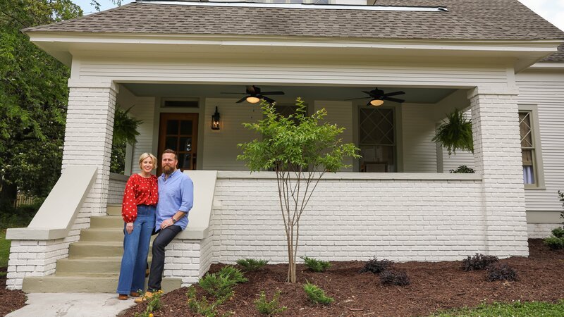 Ben und Erin Napier vor dem Alway-Haus am Tag der Enthüllung, aus Home Town, Staffel 7. – Bild: HGTV /​ Discover Images: HHMTN706_HMTN70 /​ Discovery, Inc.