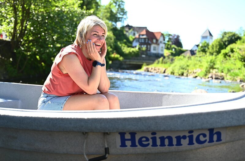 Sabine Heinrich ist auf vielen Etappen mit ihrem kleinen Ruderboot „Heinrich“ unterwegs. – Bild: WDR/​Julia Feldhagen