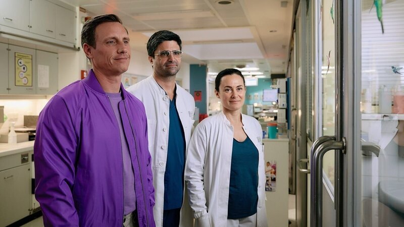 Teamarbeit im Krankenhaus, auch wenn das eigentlich nicht das Ding von Nice (Patrick Kalupa, l.) ist. Aber gemeinsam mit Dr. Schmidtke (Maximilian Grill, M.) und Dr. Birol (Idil Üner, r.) hat er den Fall gelöst. – Bild: ZDF und Rudolf Wernicke