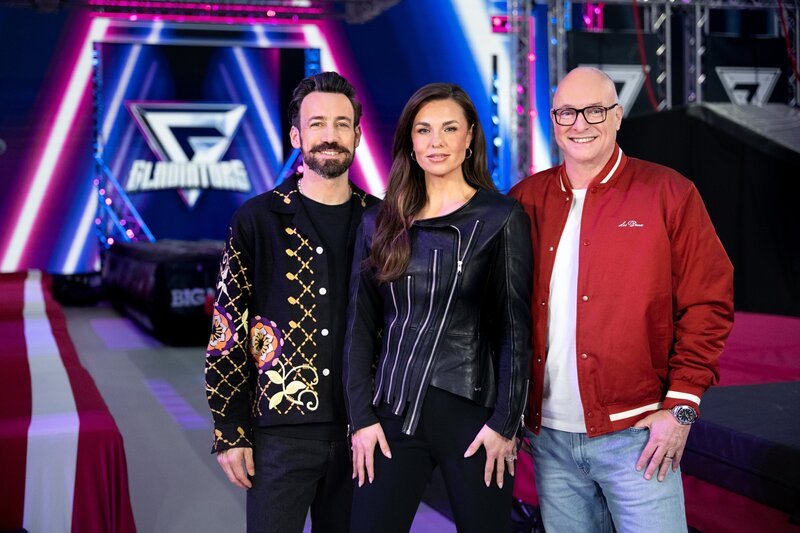 Jan Köppen (l.), Laura Wontorra, Frank „Buschi“ Buschmann – Bild: RTL /​ Pervin Inan-Serttas