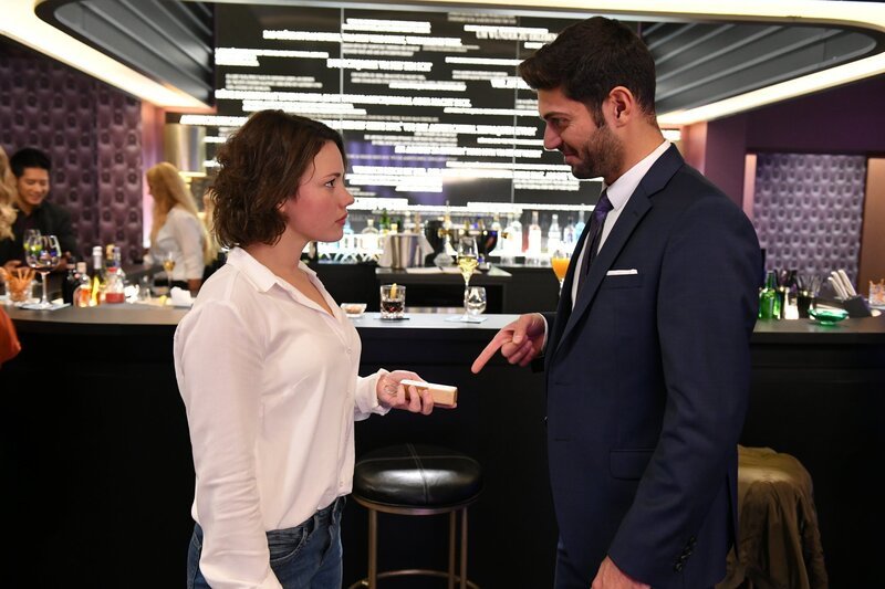 Knistert es erneut zwischen Jenni (Anna Mennicken, l.) und Tarek (Varol Sahin, r.)? – Bild: SAT.1 /​ Claudius Pflug