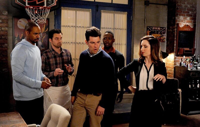 Schmidts (Max Greenfield, M.) neue Freundin Fawn (Zoe Lister Jones, r.) kommt das erste Mal zu Besuch und die Jungs Coach (Damon Wayans Jr., l.), Nick (Jake Johnson, 2.v.l.) und Winston (Lamorne Morris, 2.v.r.) sorgen mal wieder für Chaos … – Bild: Warner TV Comedy