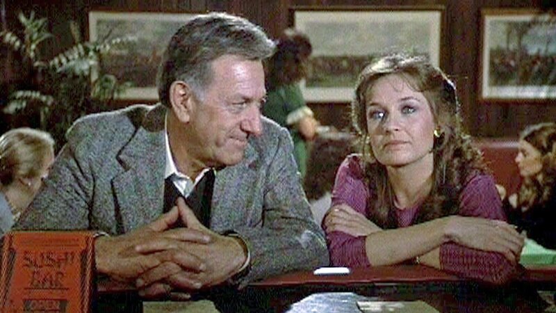 Quincy (Jack Klugman) kümmert sich auch in der Freizeit um die traumatisierte Krankenschwester Rachel (Karen Austin). – Bild: RTL