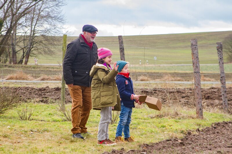 Opa Karl ( Peter Rauch ), Samina (Sarah Bendjelba) und Felix (Piet Eckert) lassen die Maus frei. – Bild: KiKA/​Kinderfilm GmbH