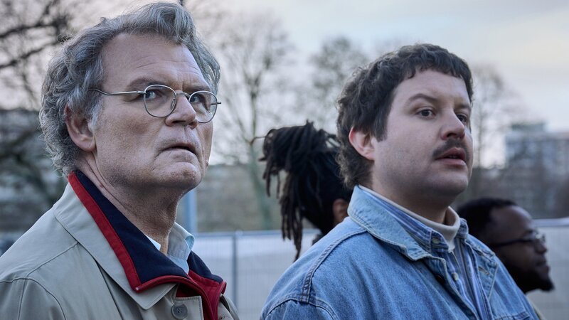 The Crash Folge 3 Journalisten unter Druck: Yorick van Wageningen als Pierre Heijboer, Thomas Höppener als Vincent Dekker  Copyright: SRF/​2022 Big Blue Production/​Studiocanal GmbH – Bild:  SRF/​2022 Big Blue Production/​Studiocanal GmbH