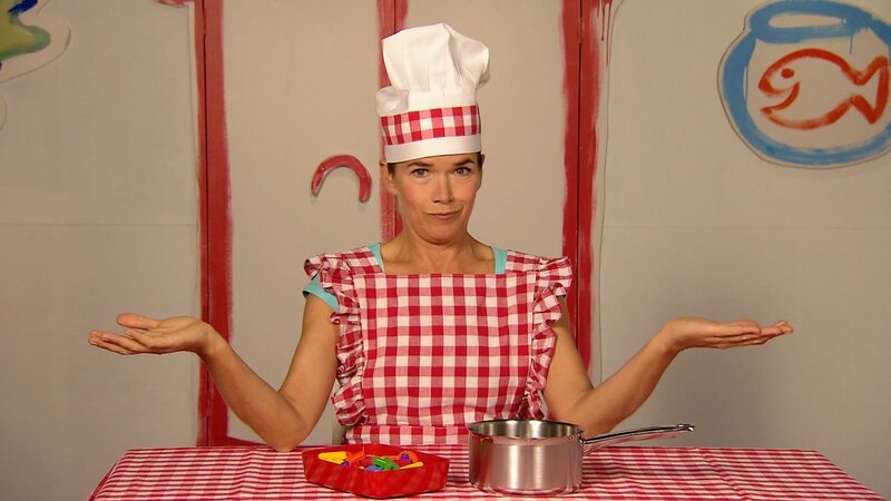 Anke greift zum Kochlöffel und macht Buchstabensuppe – wie immer auf ihre ganz eigene Art. – Bild: WDR