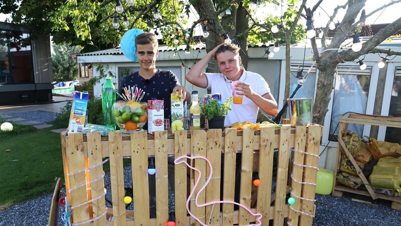 Luke (l.) und Jeppe (r.) sind an diesem Abend für die Fruchtcocktails zuständig. Zu ihrer Abschiedsparty haben die Jungs alle Menschen eingeladen, die sie während der gemeinsamen WG-Zeit kennengelernt haben. – Bild: ZDF