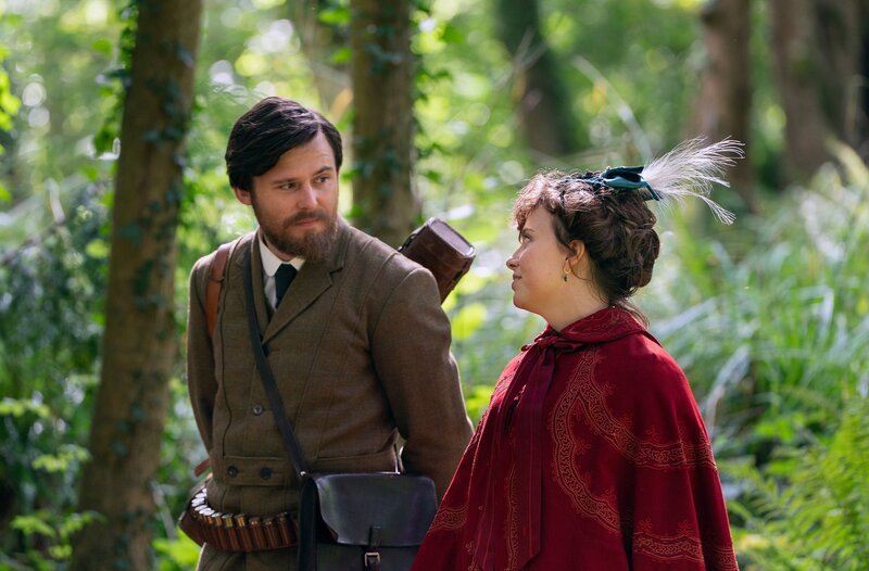 Captain Edward Blackwood (Niall McNamee, l.), Liza Hardacre (Shannon Lavelle, r.) – Bild: WDR/​Playground Television (UK) 2 Ltd.