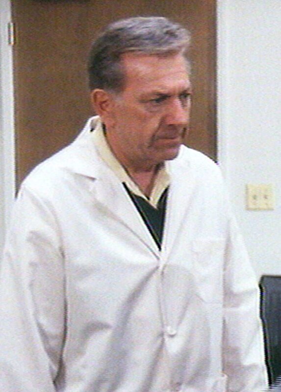 Dr. Asten (John S. Ragin, re.) und Quincy (Jack Klugman) – Bild: RTL