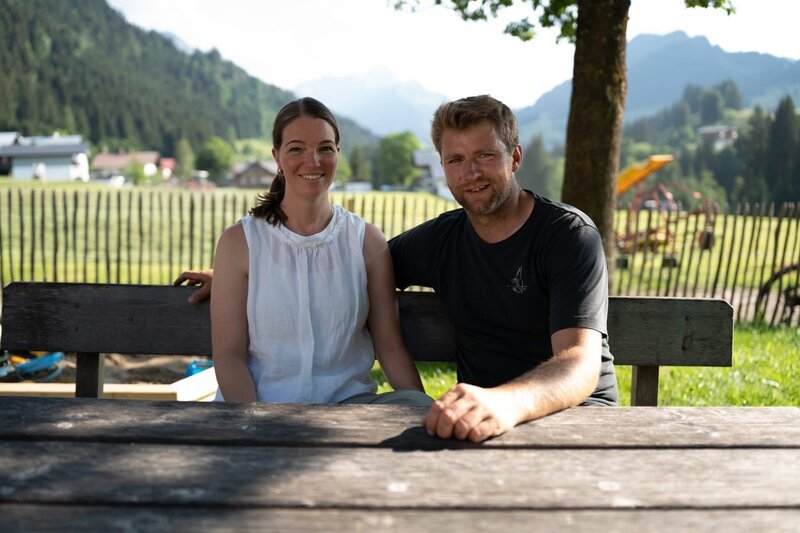 Theresia Fritz (Landwirtin und Betreiberin des Hofladens) und Jodok Fritz (Landwirt), am Xond Hof. – Bild: ServusTV /​ David Hulik /​ Cutflow GmbH