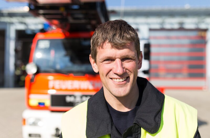 „CheXperiment“-Herausforderer Feuerwehrmann Max Bachmeier von der Berufsfeuerwehr München zu Gast bei der FFW Eichenau. – Bild: BR/​megaherz gmbH/​Hans-Florian Hopfner