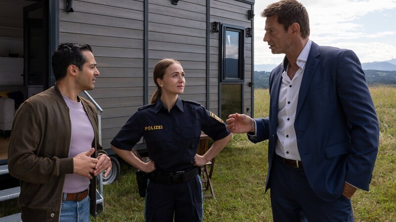 Hauptkommissar Hansen (Igor Jefti?, r.) und Kommissar Kaya (Baran Hêvî, l.) werden bereits am Tatort auf dem Tiny House Areal von Polizistin Pia Arnbruck (Katharina Plank, M.) erwartet, die ihnen erste Informationen zum Opfer gibt. – Bild: ZDF