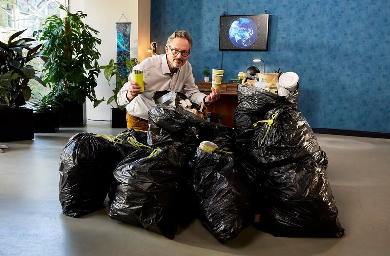 Es ist offensichtlich: Wir brauchen mehr Mehrweg! Dabei könnte eine einzelne Person ganze 13 Kilo Müll pro Jahr einsparen, wenn sie statt Wegwerf-Verpackungen auf Mehrwegbehälter umsteigen würde. Warum das im Alltag kaum gelingt und wie wir es besser machen können, weiß Eckart von Hirschhausen in „Wissen vor acht – Erde“. – Bild: ARD/​Kai Schulz