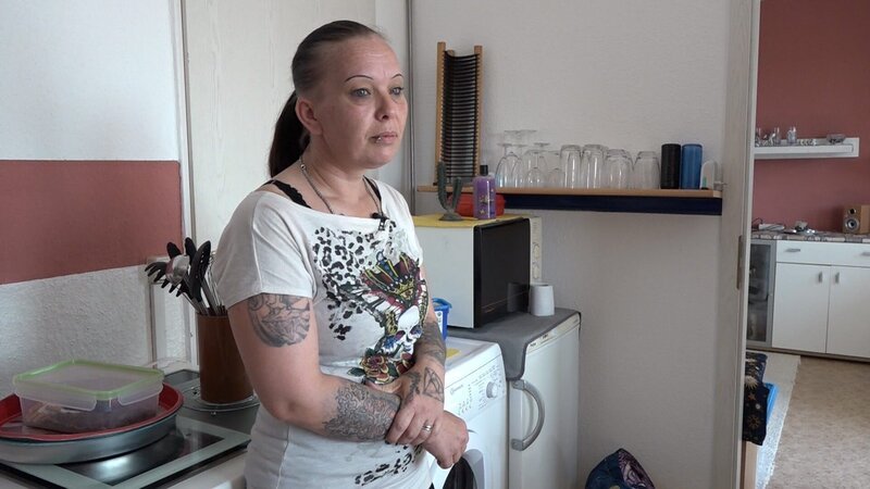 Michaela ist die Mutter von sechs Kindern – doch keines davon lebt bei ihr. Mittlerweile hat das Jugendamt auch ihre Jüngsten entzogen – mit einer vom Amt verordneten Therapie will Michaela um ihre Kinder kämpfen. – Bild: RTLZWEI
