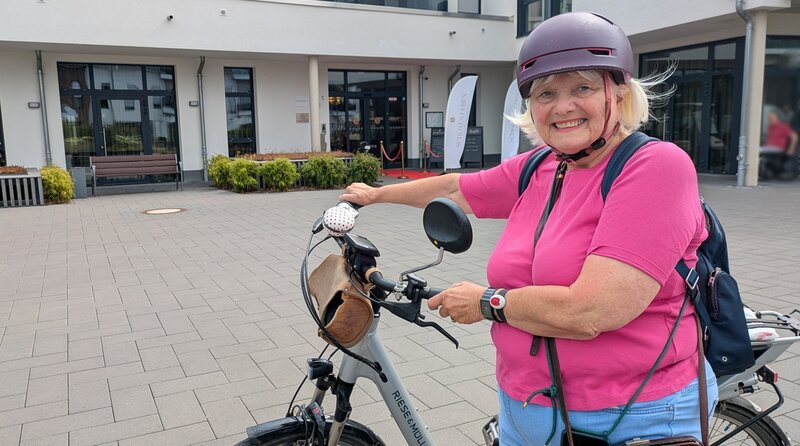 Barbara Westphalen verbringt ihren Lebensabend in einer Luxus-Seniorenresidenz in Erftstadt, die betreutes Wohnen und Vollzeitpflege anbietet. – Bild: WDR/​Sagamedia/​Maurice Kaufmann