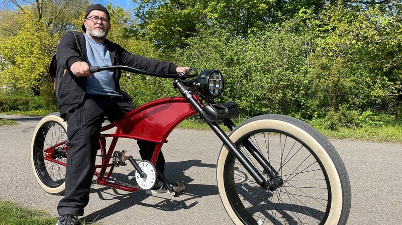 Fetziges Fahrrad als Lebensgefühl: Die „Punks on wheelz“ aus Rostock schrauben sich coole Cruiser selbst zusammen. – Bild: NDR/​Steffen Schneider