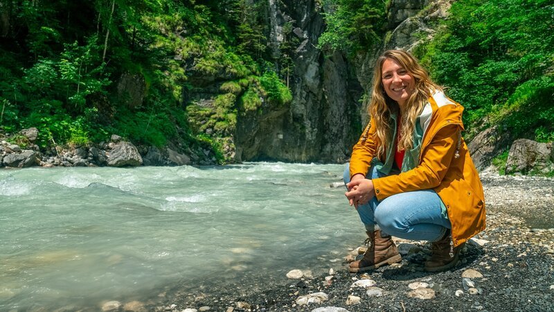 Wunderschön und nützlich zugleich. Jasmina Neudecker erkundet die 700 Meter lange Partnachklamm. Entstanden ist sie durch die Kraft des Wassers, das sich bis zu 80 Meter tief durch die Felsen gegraben hat. Bis in die 1960er Jahre wurde die Kraft des Wassers hier genutzt, um im Frühjahr Holz zu transportieren. – Bild: History /​ Henri Giese