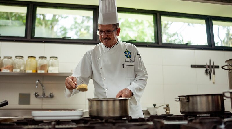 Jaime Maciel ist Chefkoch der brasilianischen Fußballnationalmannschaft. Er sorgt im Trainingszentrum für das leibliche Wohl und begleitet das Team zu allen Spielen im Ausland. – Bild: NDR/Jonny Müller-Goldenstedt Jaime Maciel ist Chefkoch der brasilianischen Fußballnationalmannschaft. Er sorgt im Trainingszentrum für das leibliche Wohl und begleitet das Team zu allen Spielen im Ausland. – Bild: NDR/Jonny Müller-Goldenstedt