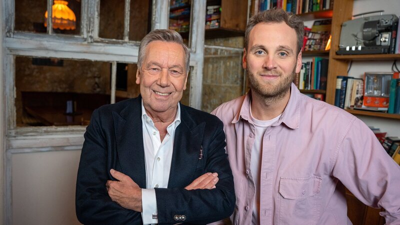 60 Jahre im Schlager-Business: Roland Kaiser (l.) kennt die Musikrichtung wie kein anderer. Aber wie funktioniert der Musikstil, der die Meinungen so spaltet? – Bild: ZDF