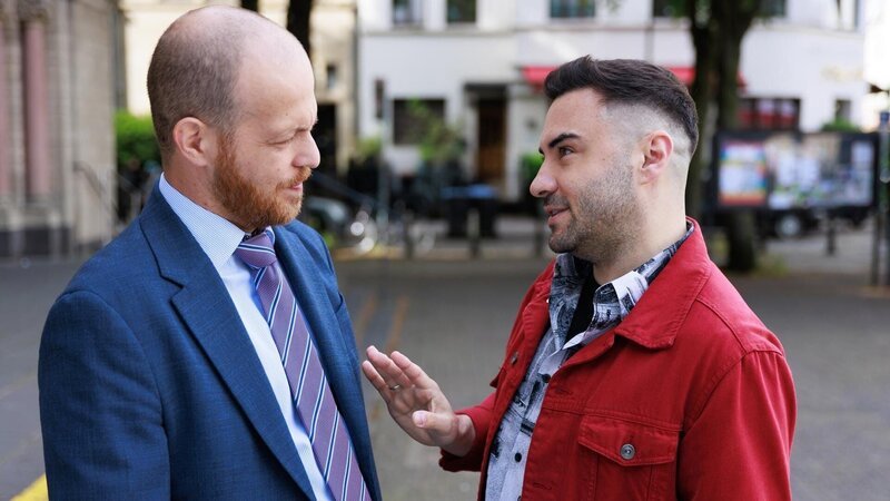 Easy (Lars Steinhöfel, r.) weist Tobias’ (Patrick Müller) Skepsis über Ringos Zustand überzeugt zurück. – Bild: RTL