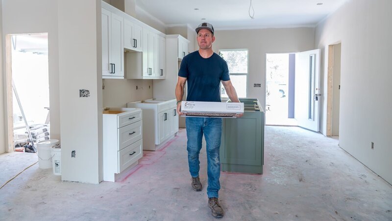 Brian and Mika Kleinschmidt work on installing a cabinet, as seen on 100 Day Dream Home, Season 6. – Bild: Warner Bros. Discovery
