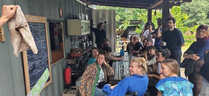 Meeting am Küchencontainer von Project Kamp, der Wochenplan wird besprochen. – Bild: BR/​Sorin Dragoi
