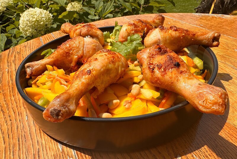 BBQ-Hänchenschenkel auf Salat. – Bild: HR
