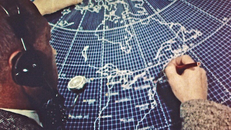 Bei strategischen Bombardierungen werden gezielt Militärstützpunkte des Gegners ins Visier genommen, um ihn zu schwächen – der Wirkungsradius einer Atombombe ist aber weitaus größer. – Bild: Off the Fence /​ Nuclear Test Archive/​ Off the Fence
