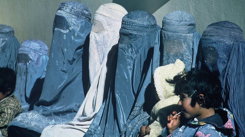 Afghanische Frauen und Kinder warten vor einer Klinik, Afghanistan. – Bild: ZDF und NDR/​United States Agency for International Development