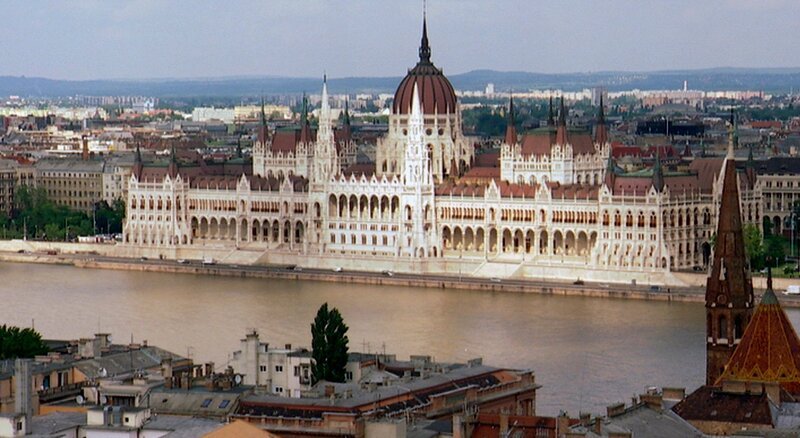 Blick auf Budapest mit dem imposanten Parlamentsgebäude an der Donau. – Bild: HR