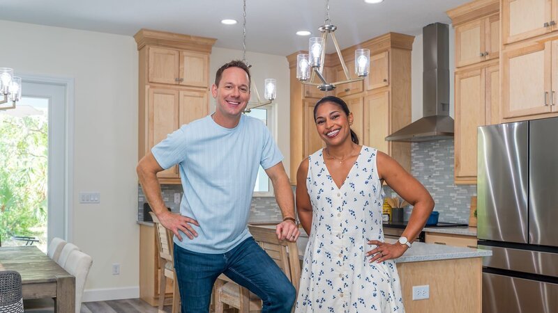 Brian and Mika Kleinschmidt pose in the Regazzoni family’s new kitchen and dining area, as seen on 100 Day Dream Home, Season 6. – Bild: Warner Bros. Discovery