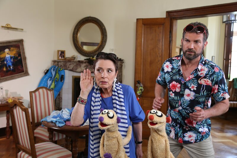Bei der Gräfin (Ute Willing) ist ein Einbrecher im Haus. Die Erdmännchen und ein Mann (Simon Böer) helfen beim Ermitteln – Bild: NDR/​bigSmile
