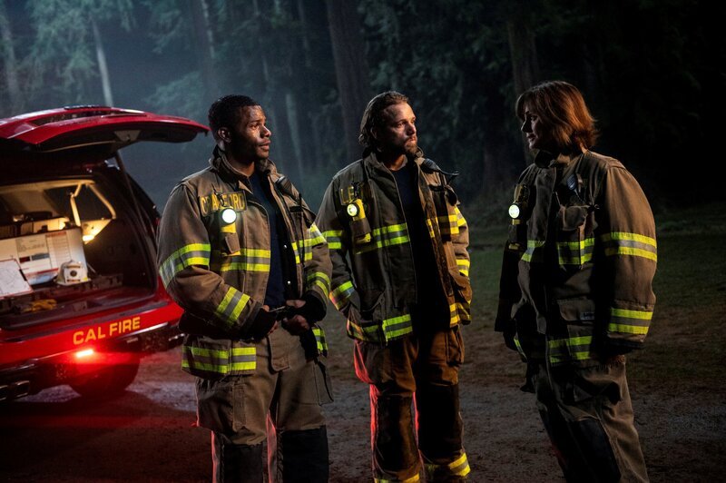 (L-R): Jordan Calloway als Jake Crawford, Max Thieriot als Bode Leone, und Diane Farr als Sharon Leone. – Bild: Paramount/​CBS
