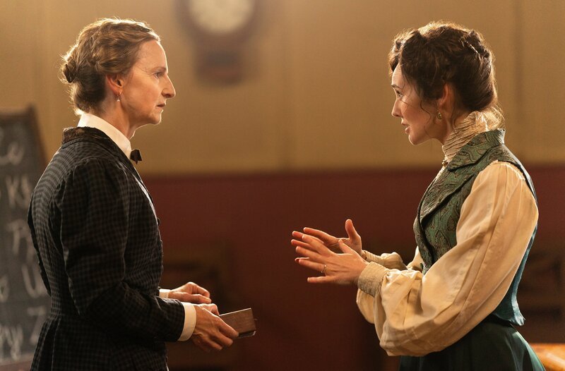 Mrs. Harris (Norma Sheahan, l.), Mary Hardacre (Claire Cooper, r.) – Bild: WDR/​Playground Television (UK) 2 Ltd.