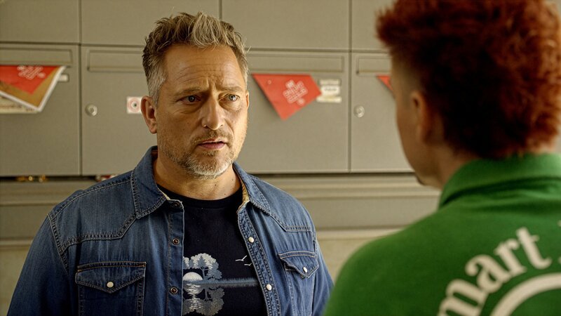 Michael „Michi“ (Lars Pape) holt die Erkenntnis ein, dass er sich sein Leben eigentlich anders vorgestellt hat. – Bild: RTL /​ Vertrauensfrage