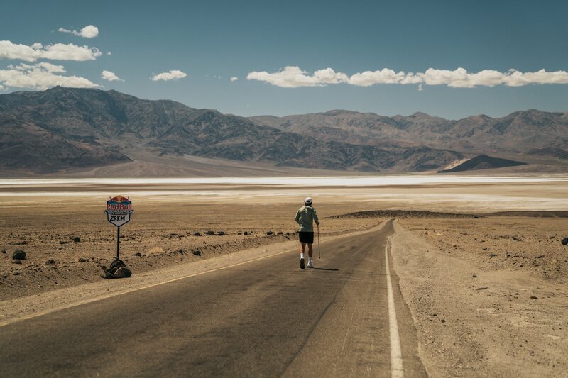 Red Bull-Athlet Arda Saatçi beim Lauf während des Red Bull Cyborg Season Ultra 600 2026 im Death Valley, Kalifornien, USA am 5. Mai 2026. – Bild: Daniel Gracanin /​ Red Bull Content Pool /​ www.redbullmediahouse.com