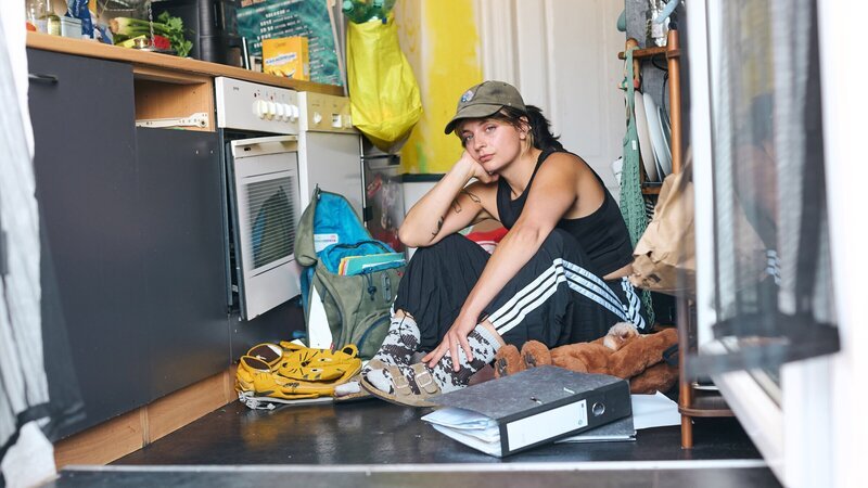 Luisa (31) aus Leipzig muss als alleinerziehende Mutter und Lieferfahrerin jeden Monat rechnen. – Bild: 3sat